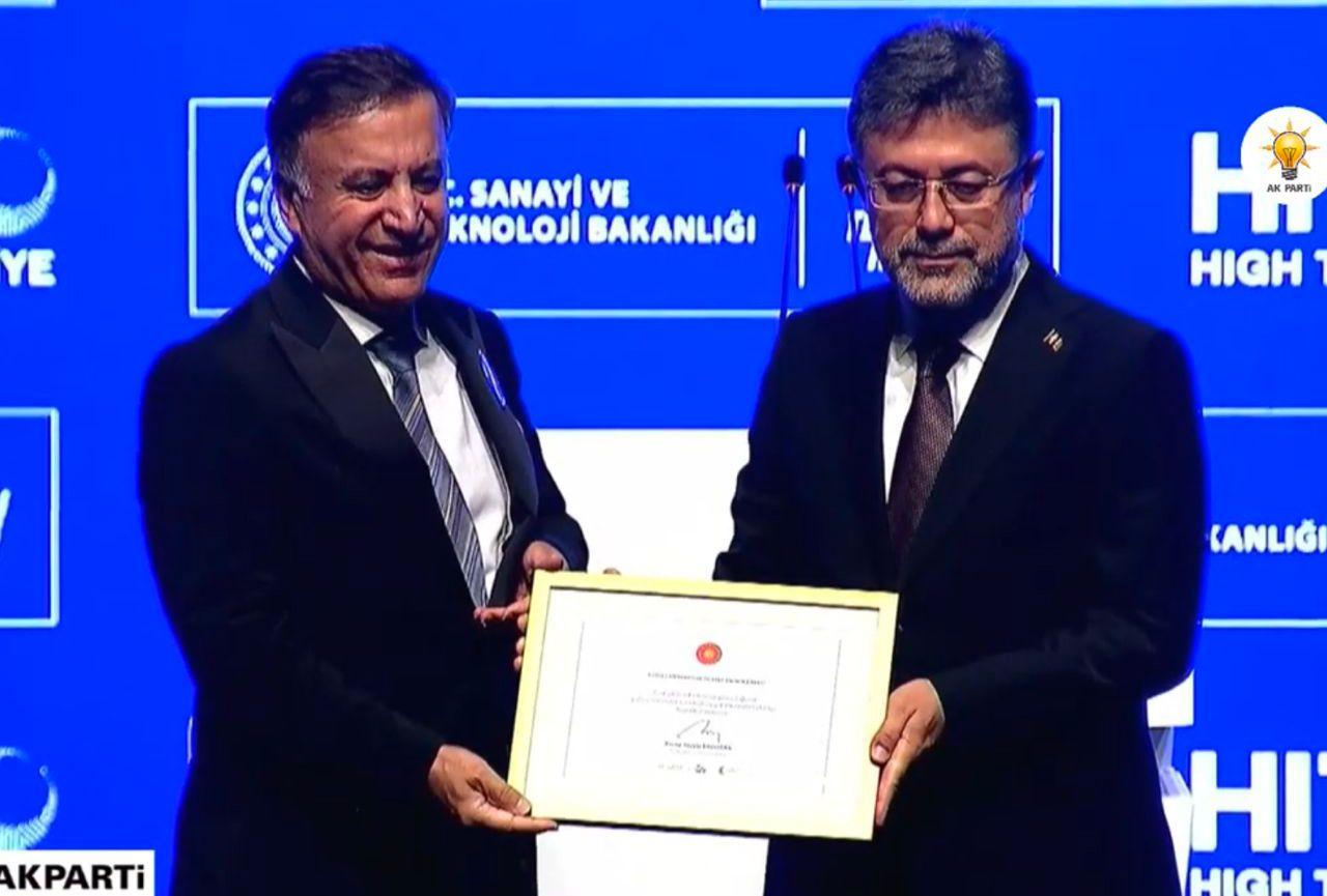 Sanayi ve Teknoloji Bakanlığından Düzce Cam’a plaket takdimi.