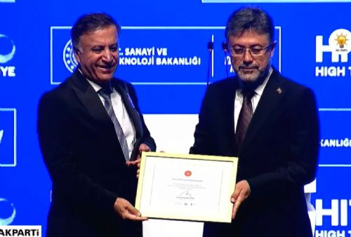 Sanayi ve Teknoloji Bakanlığından Düzce Cam’a plaket takdimi.